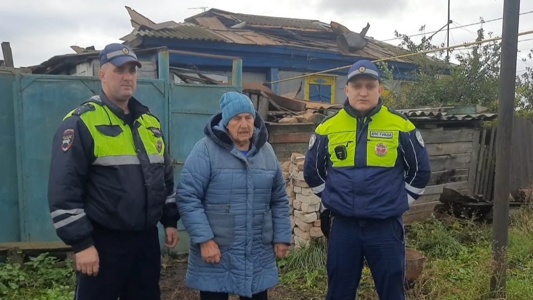 В Оренбургской области инспекторы ДПС спасли из горящего дома 86-летнюю пенсионерку