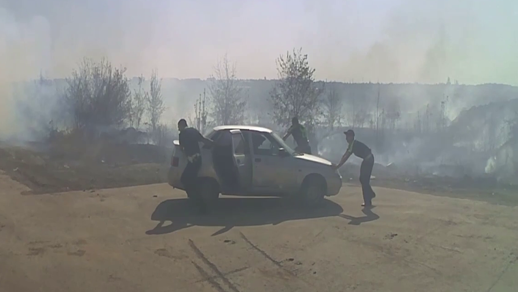 В Луганской Народной Республике полицейские предотвратили возгорание автомобиля в Первомайске