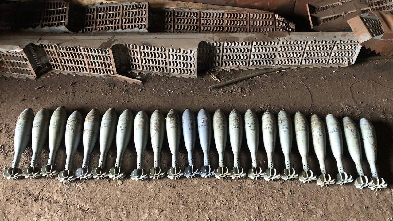 Полицейскими обнаружен крупный схрон боеприпасов на складе тракторной бригады в Запорожской области