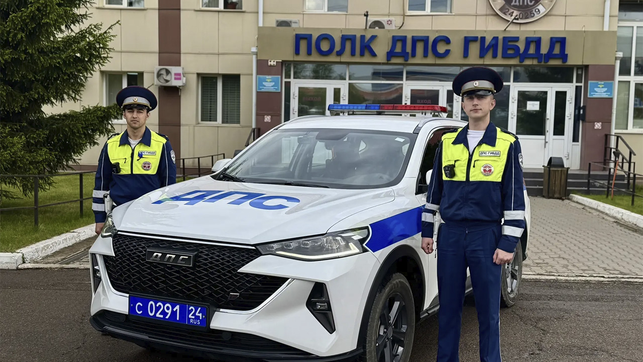 Автоинспекторы оказали помощь пожилому водителю, потерявшему сознание за рулём авто в Красноярске