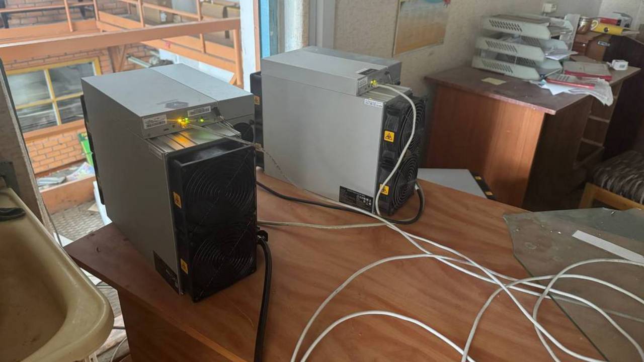 Работник энергокомпании, подключивший криптоферму к сети в обход приборов учёта, выявлен полицией Югры