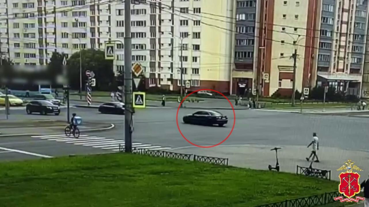 Арестован лишённый водительских прав лихач, устроивший в Петербурге езду на Audi задним ходом
