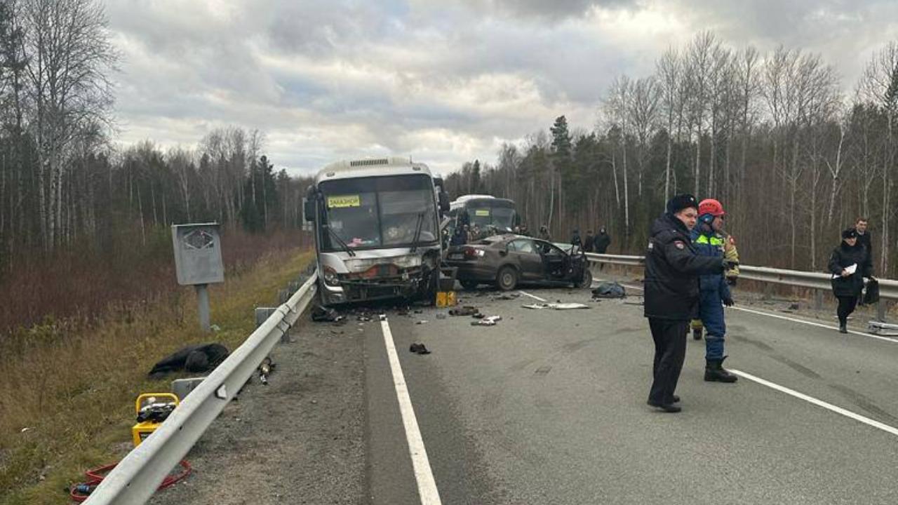 В Югре полицейские выясняют обстоятельства столкновения легковушки и автобуса с 24 пассажирами