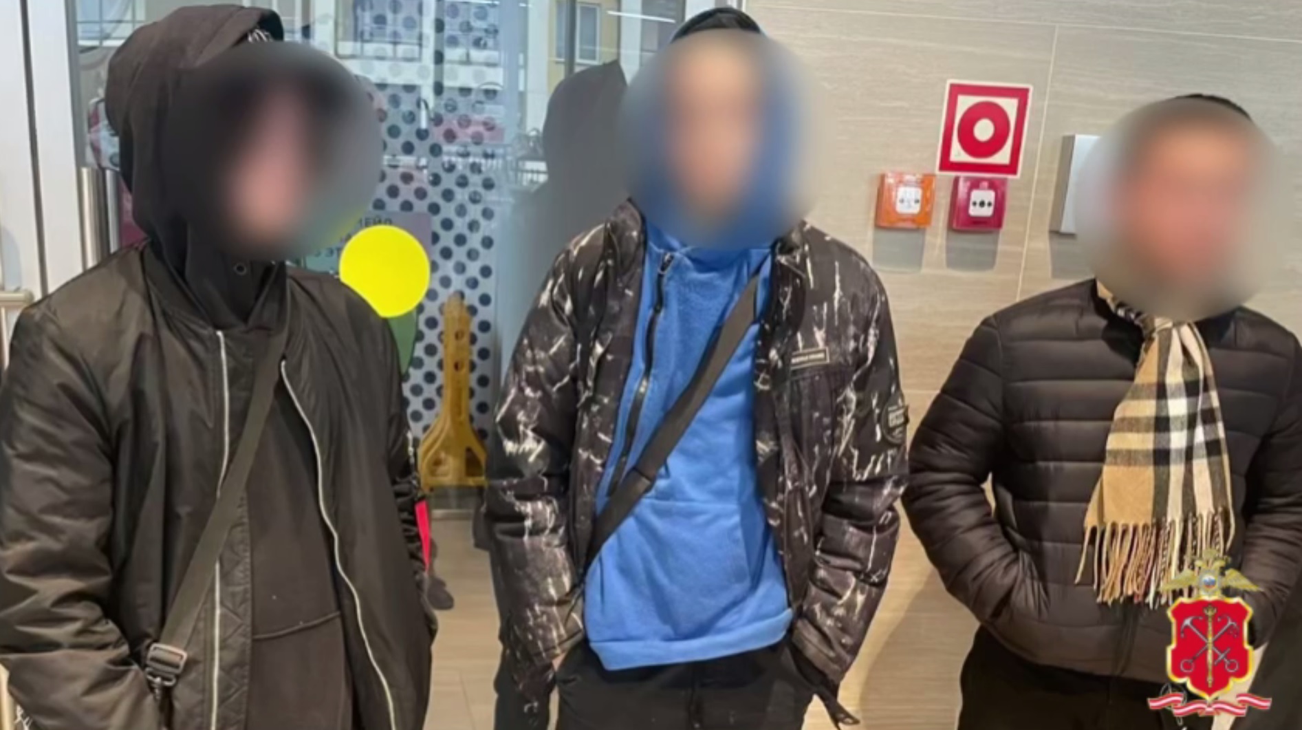 Полиция оперативно задержала троих подозреваемых в жестоком избиении прохожего в Санкт-Петербурге