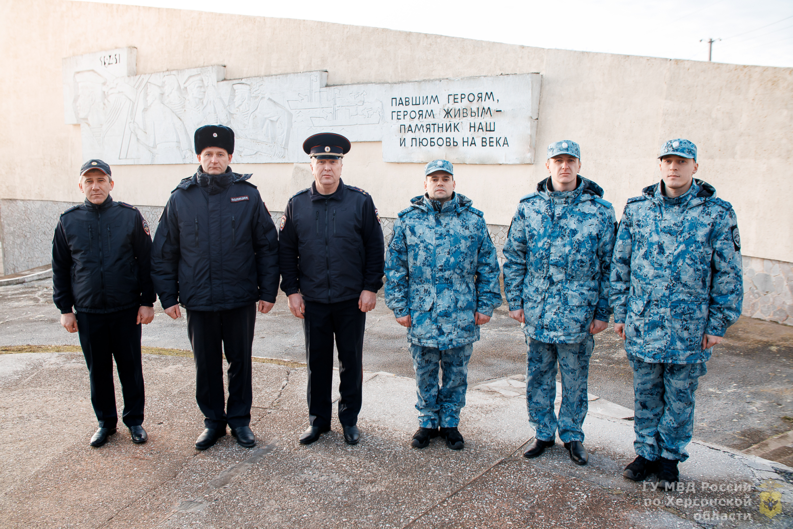В Херсонской области в день Воинской славы России полицейские возложили цветы к мемориалу «Пушка»