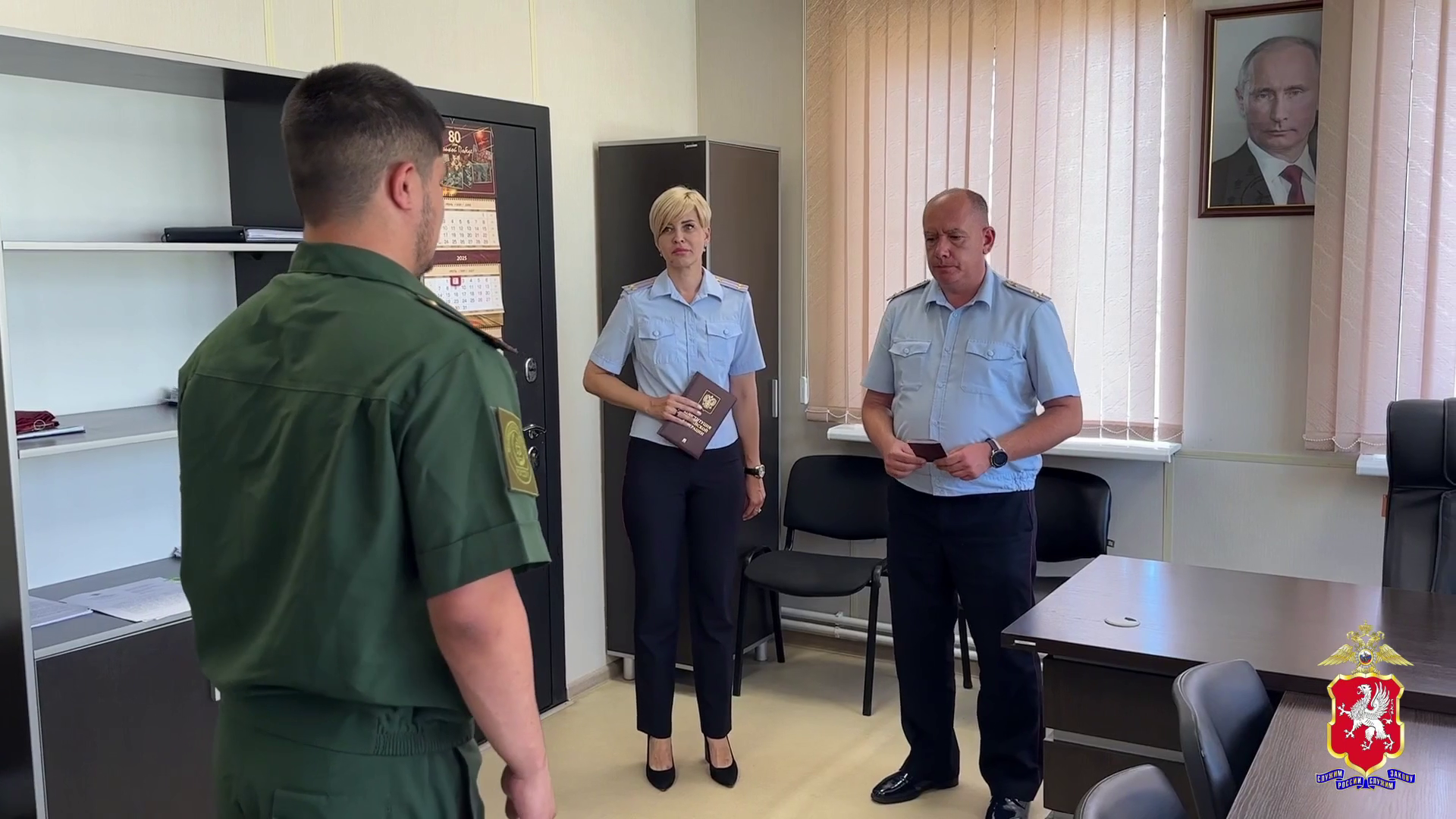 Полицейские Севастополя вручили российский паспорт участнику СВО – уроженцу Таджикистана