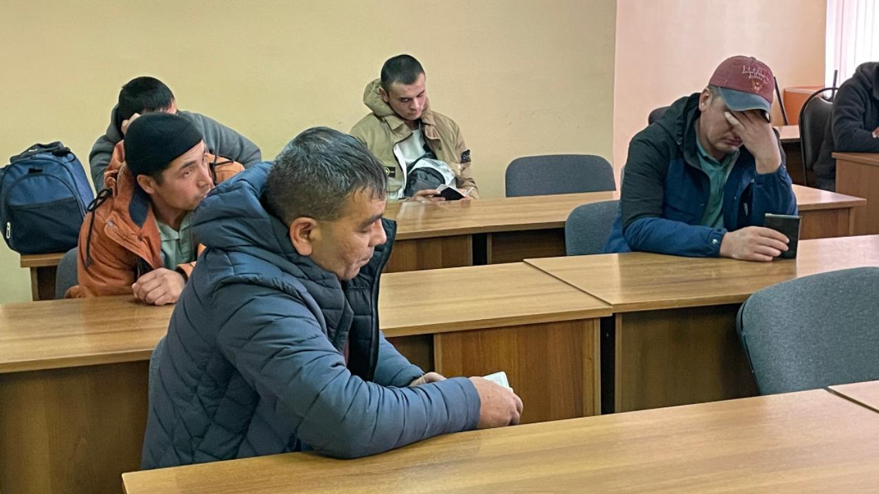 Красноярские автоинспекторы обнаружили в двух остановленных такси 10 нелегальных мигрантов