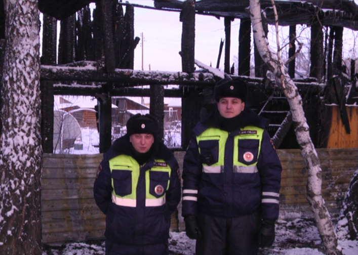 В Томской области сотрудники ДПС вызволили женщину из заблокированного пожаром дома