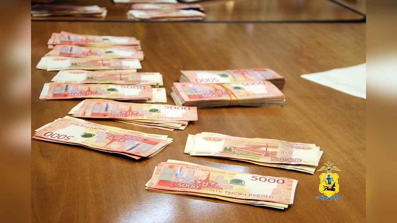 В Архангельске задержанный полицейскими пособник аферистов возместил 2 млн рублей обманутым супругам