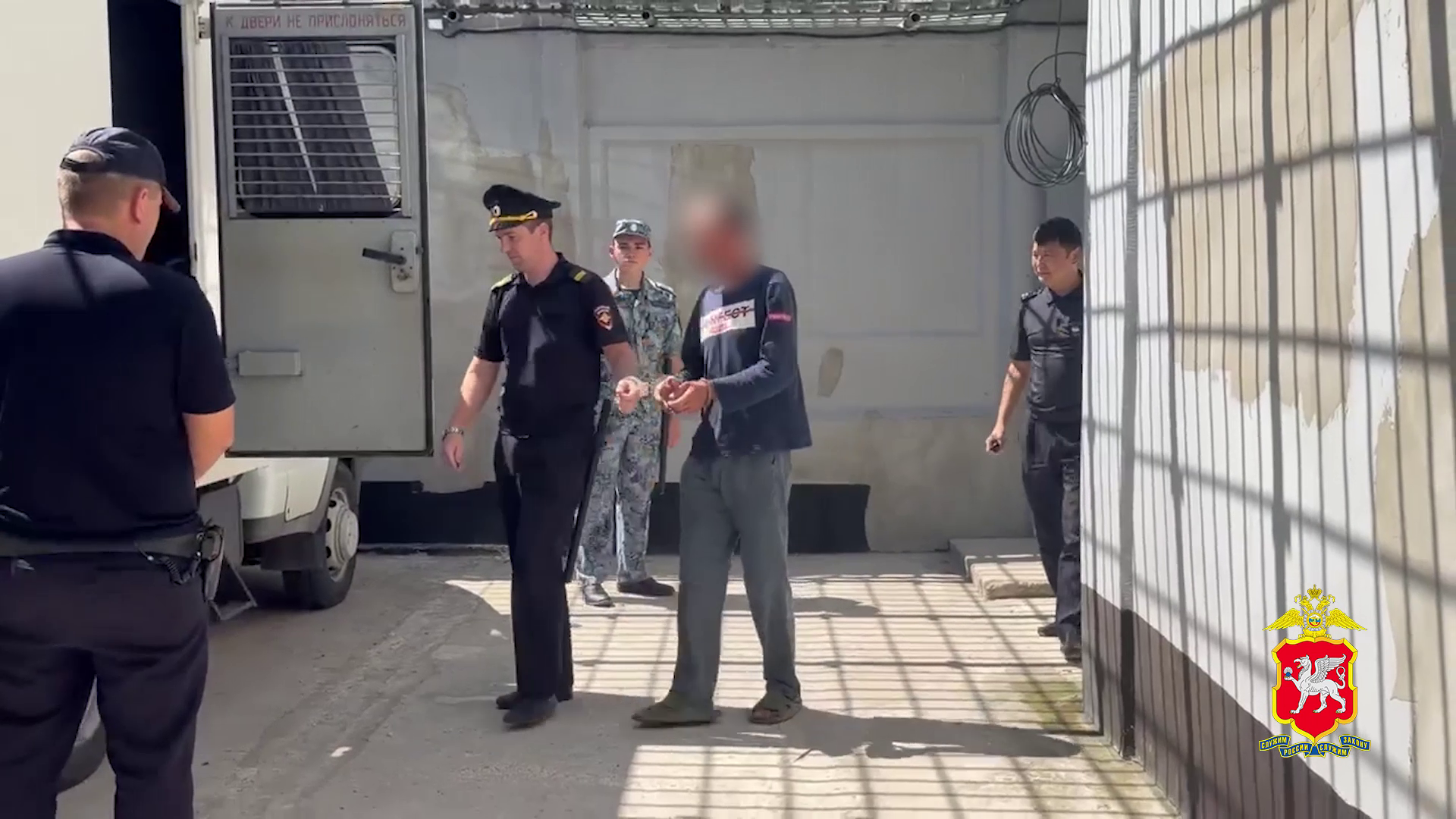 Керченские оперативники задержали подозреваемого в краже оптики и ювелирных изделий с местного рынка