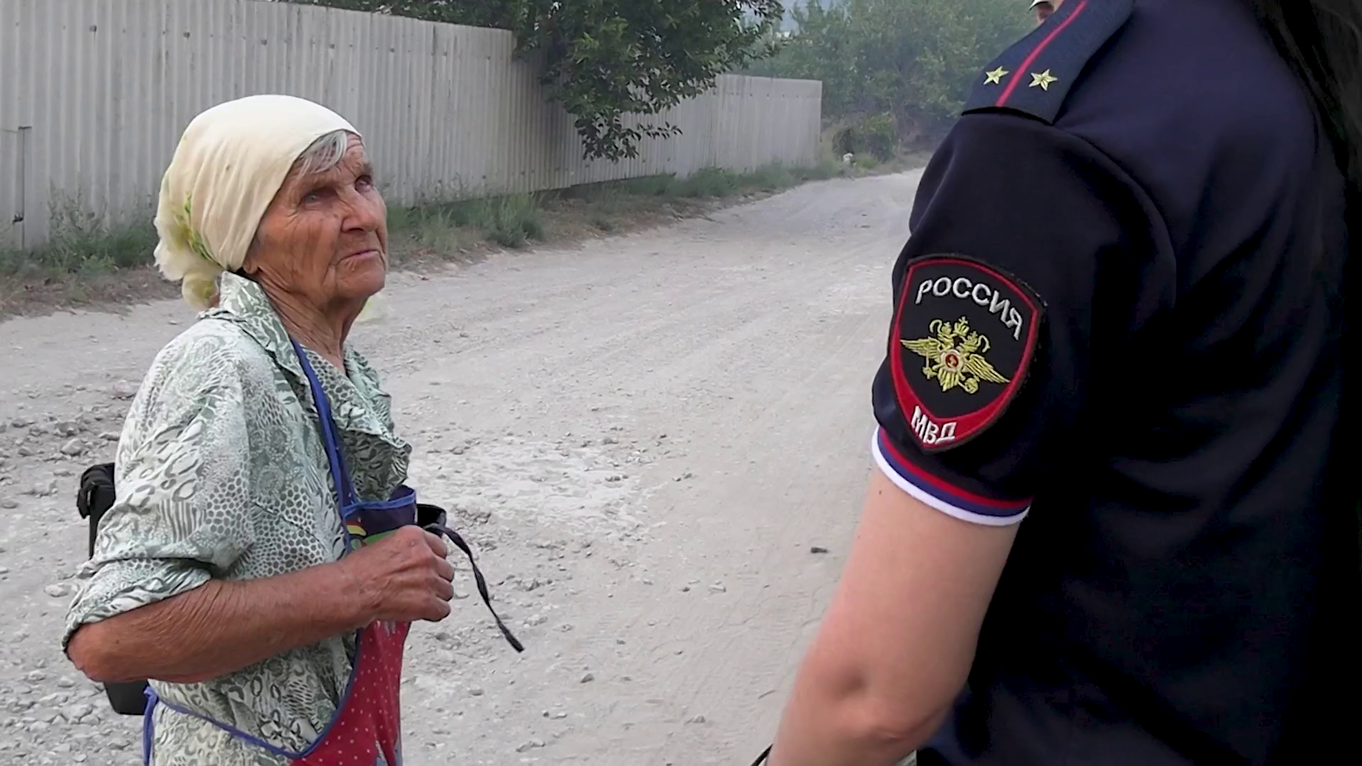 Полицейские ЛНР оказывают помощь жителям объятых огнём дачных массивов в Станично-Луганском округе