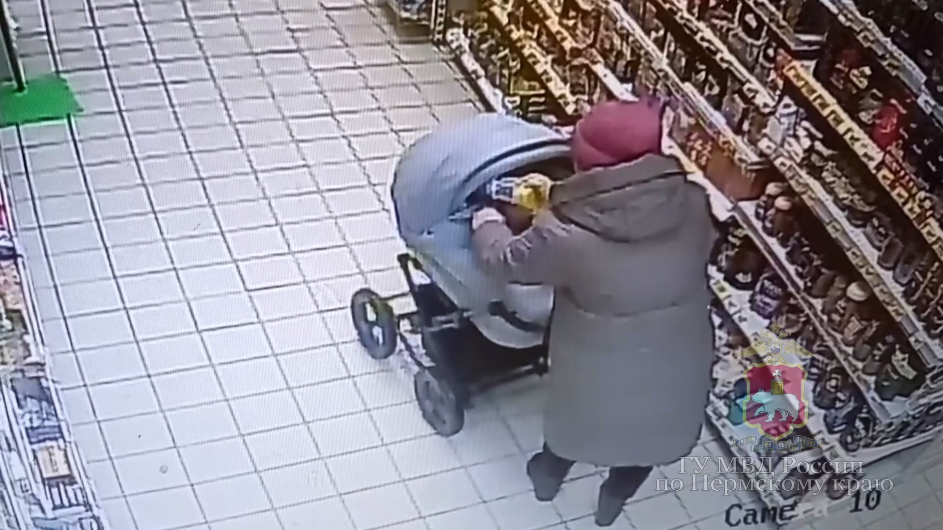 В Прикамье полиция установила покупательницу, которая похитила товар, спрятав его в детской коляске