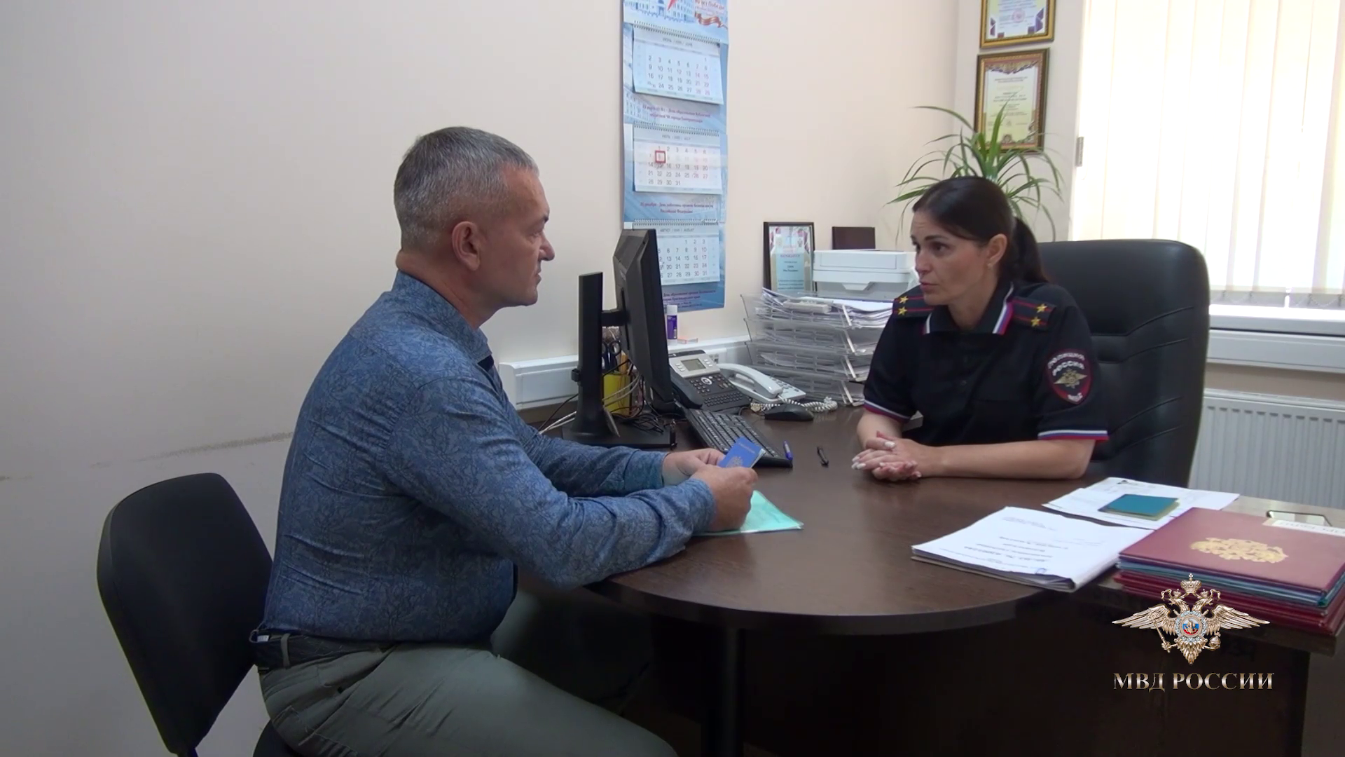 Ирина Волк: В Краснодарском крае полицейские вручили гражданину Казахстана свидетельство о предоставлении временного убежища на территории России