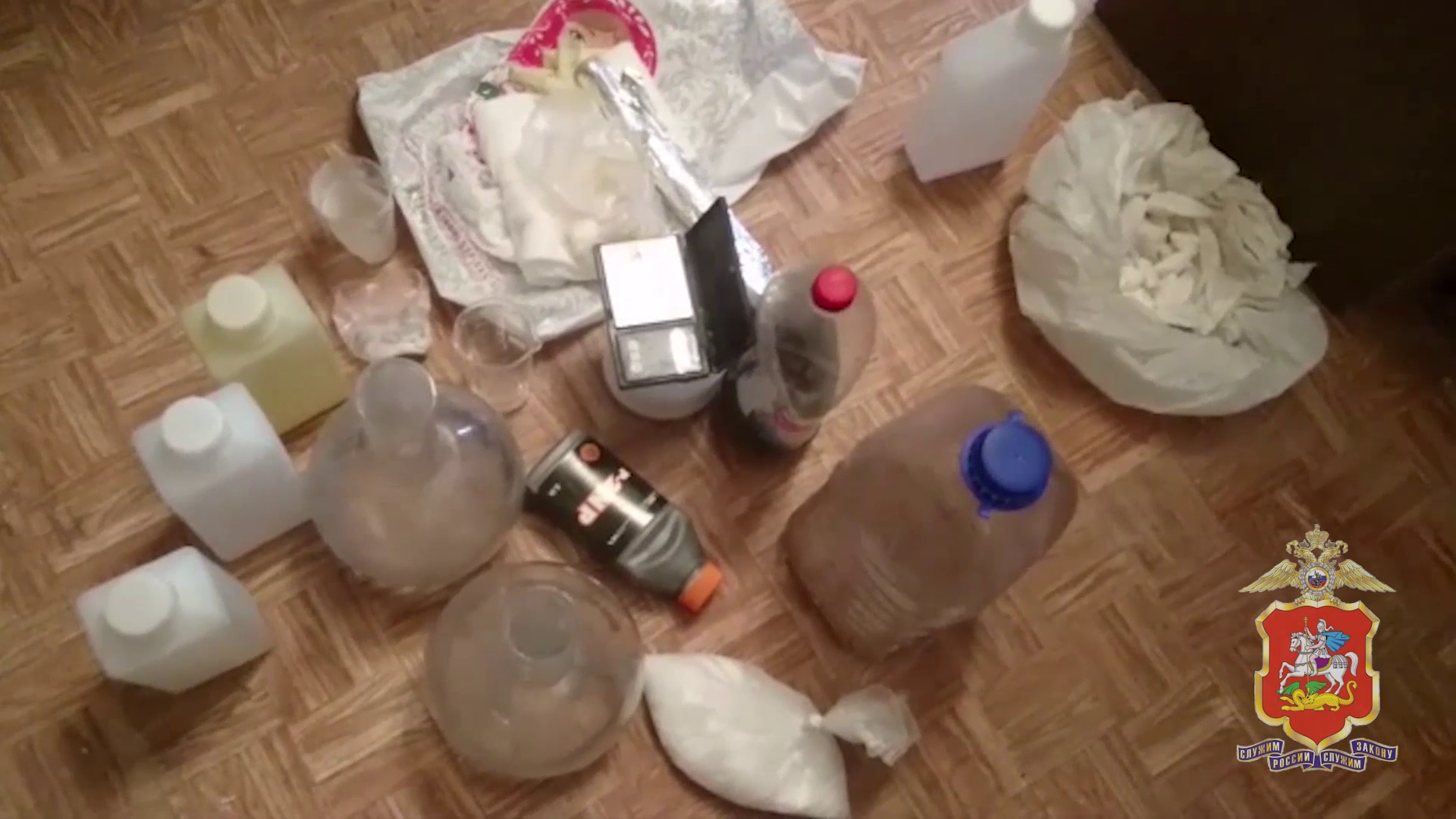 Подмосковные полицейские задержали мужчину, который организовал производство мефедрона в бане