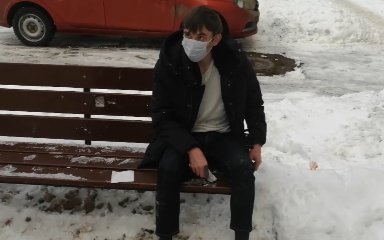 В Подмосковье сыщики, устроив засаду у дома бабушки из Дубны, задержали курьера онлайн-аферистов