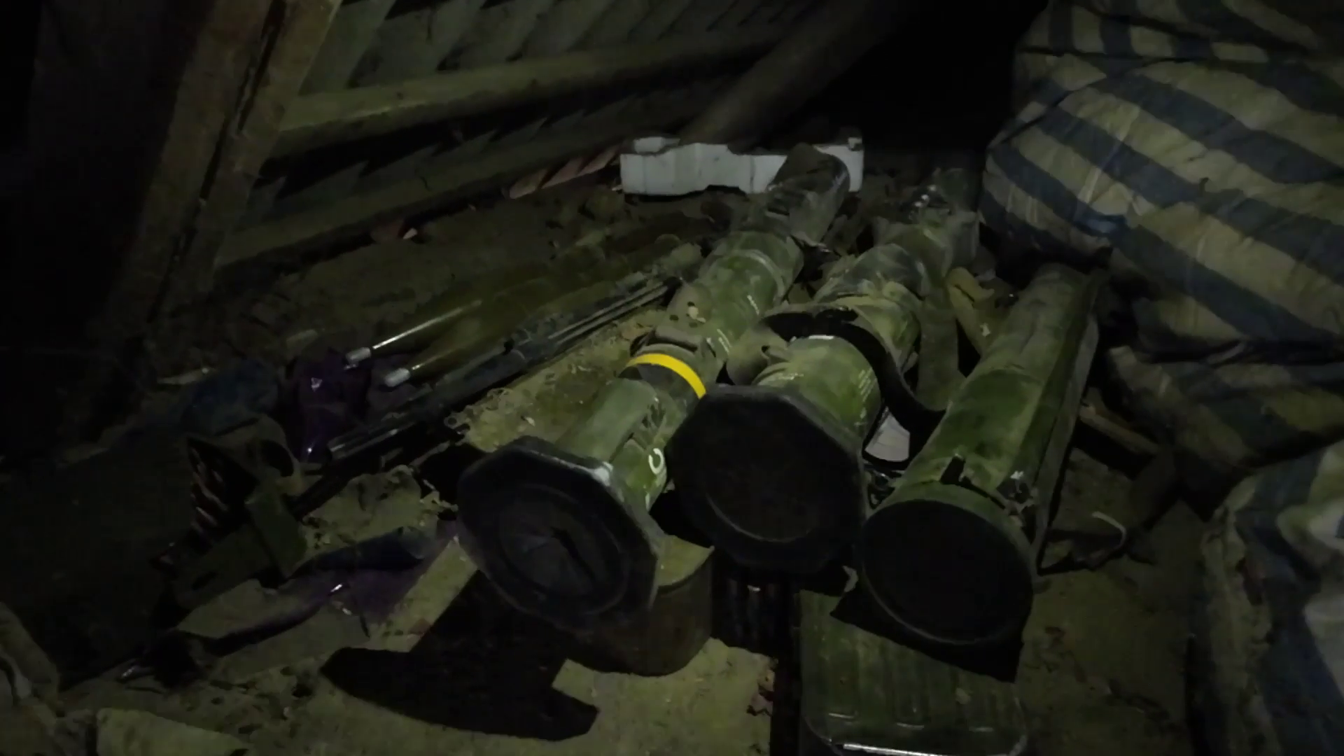 Полицейские Запорожской области нашли на чердаке дома в селе Обильном схрон с тяжёлым вооружением