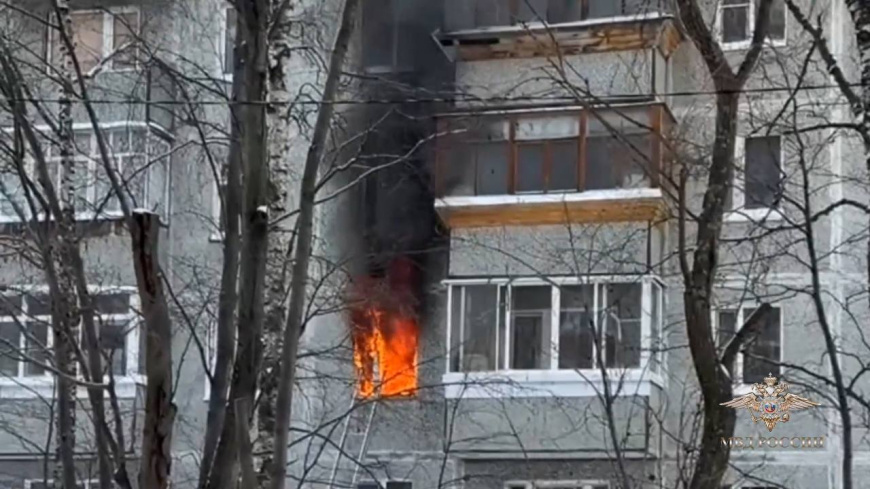 В Сыктывкаре сотрудники полиции помогли жильцам многоквартирного дома эвакуироваться во время пожара