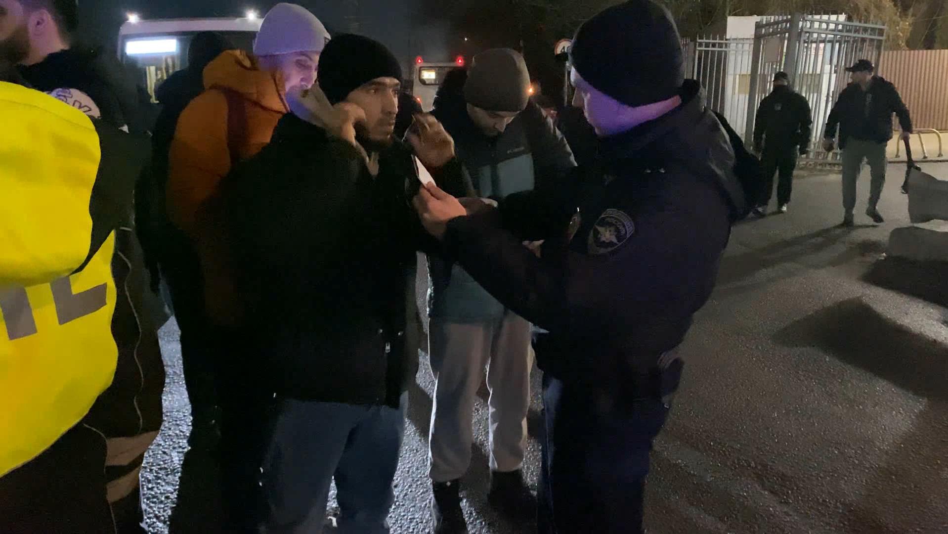 В Подмосковье полицейские в ходе рейда выявили 13 приезжих, нарушивших миграционное законодательство
