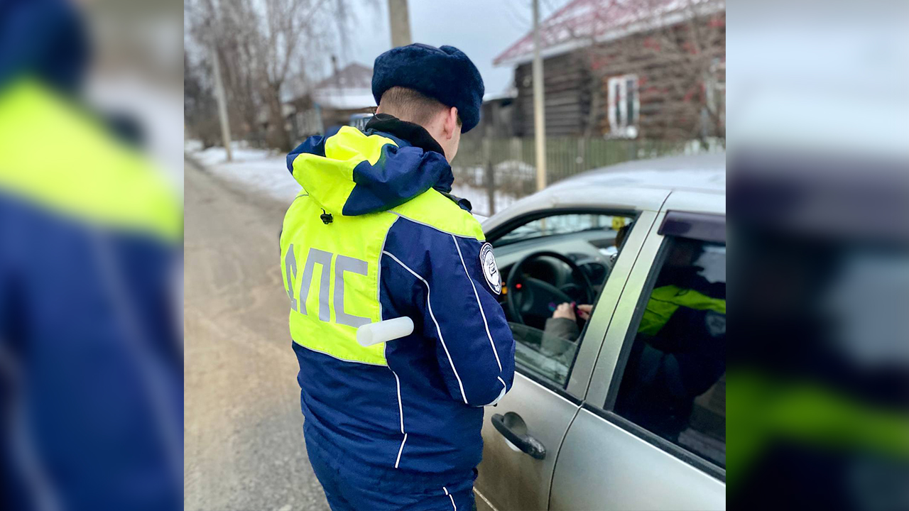 Свердловские полицейские из-за гололёда временно ограничили движение машин на въезде в Екатеринбург