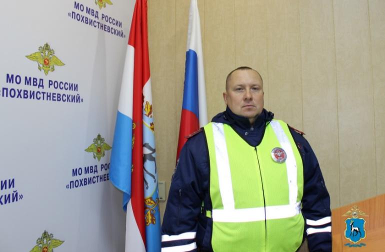 Сотрудник Госавтоинспекции из Самарской области спас из охваченного огнём жилого дома двух мужчин