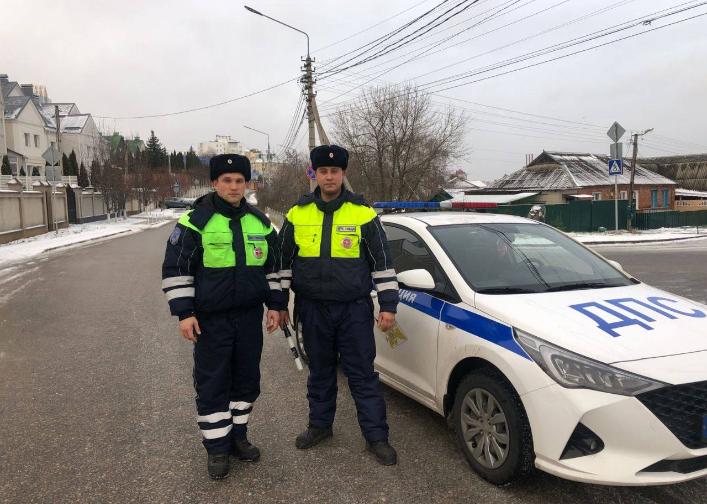 Белгородские полицейские спасли мужчину, у которого ночью на улице случился инсульт