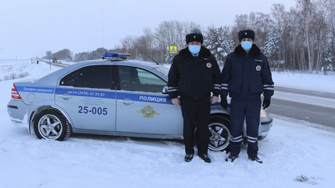 В Свердловской области сотрудники ГИБДД оказали помощь молодой семье с 8-ми месячным ребёнком