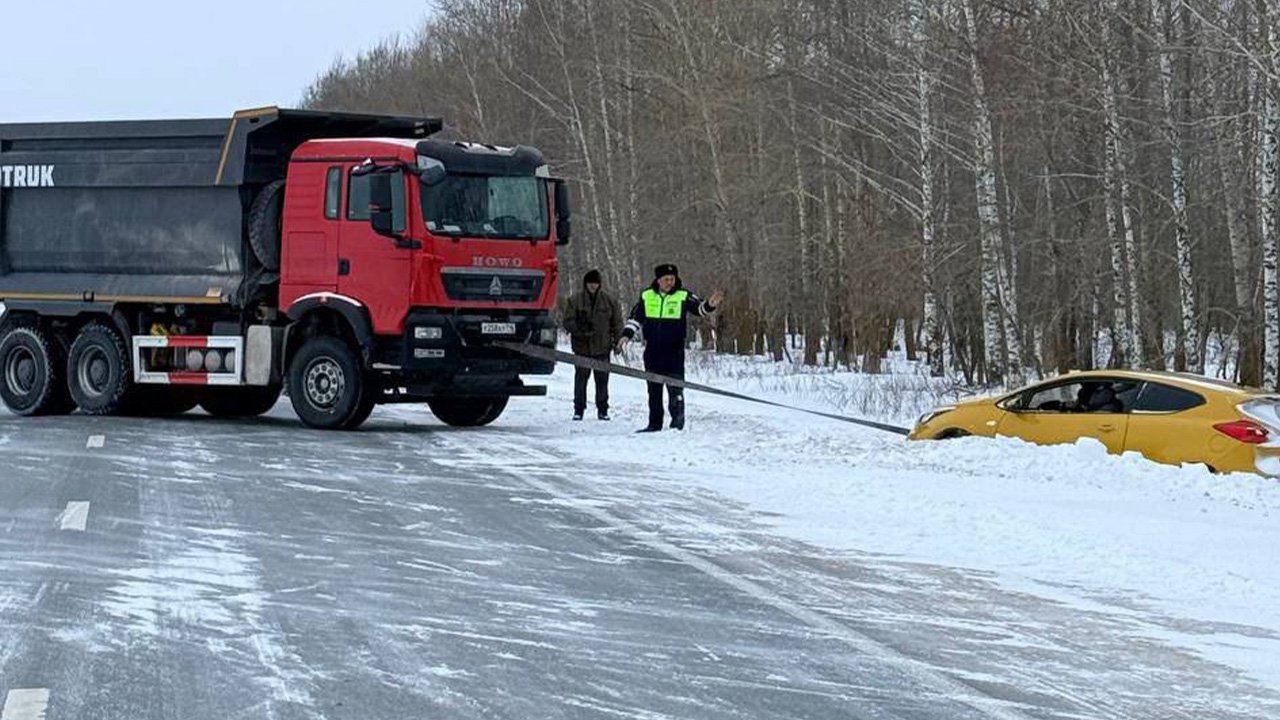 В Татарстане экипаж ДПС на оживлённой трассе помог водителю иномарки выбраться из снежного плена