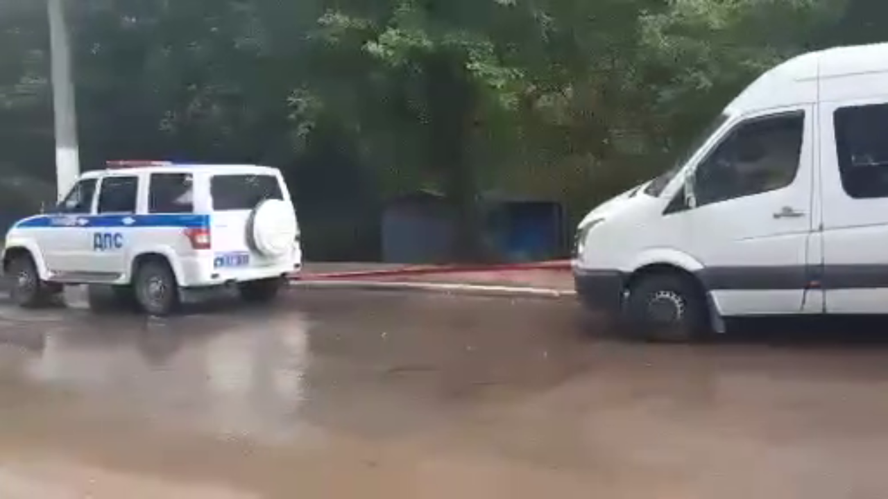 Луганские автоинспекторы помогли водителю, в автомобиле которого вышел из строя генератор