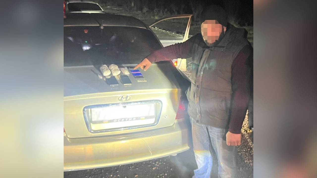 Таксист-наркокурьер, перевозивший под панелью авто партию «синтетики», задержан полицией Алании