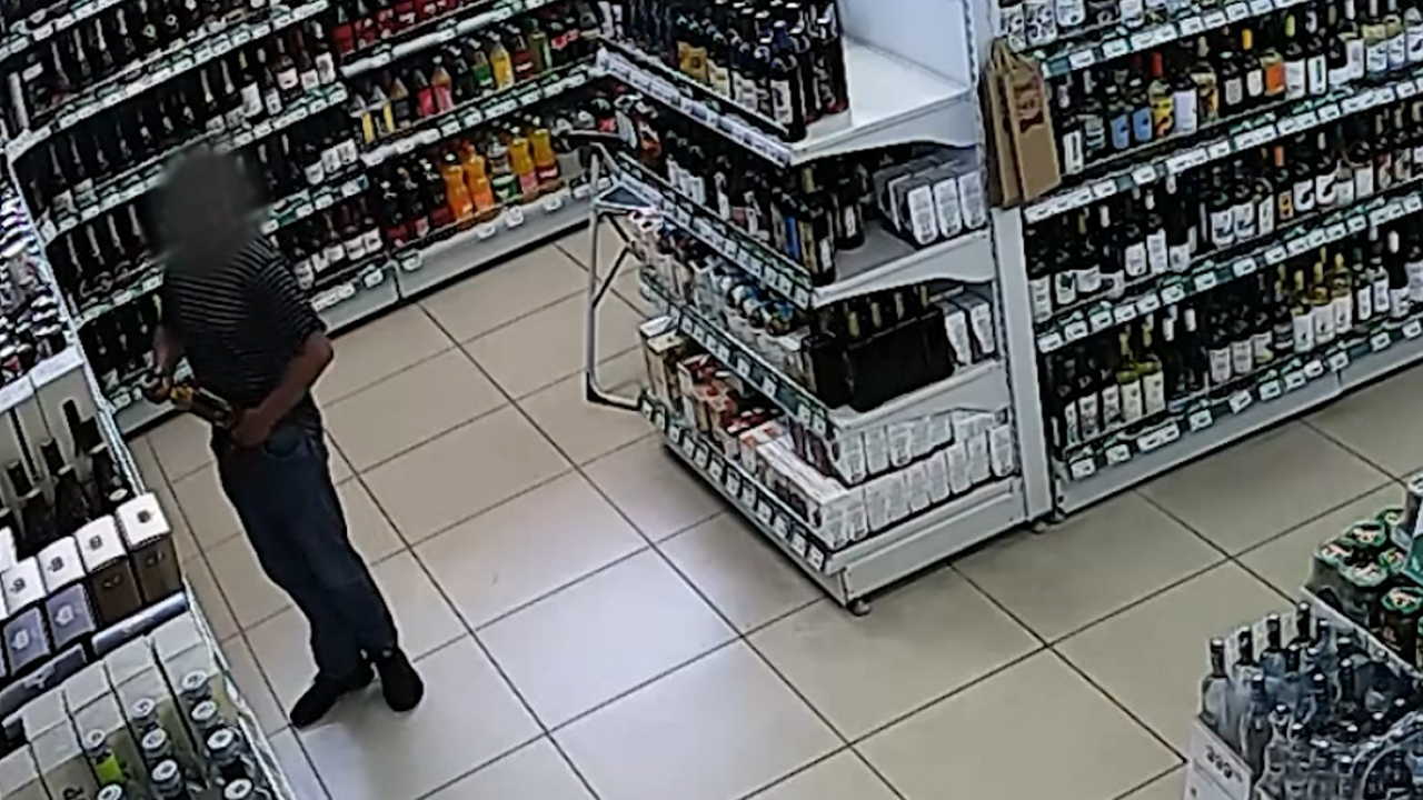 Полицией задержан житель Хакасии, который дважды вынес из супермаркета алкоголь, спрятав его в брюках