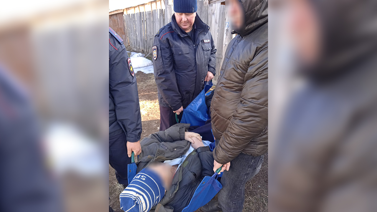 В Курганской области полицейские помогли пожилой паре эвакуироваться с подтопленной территории