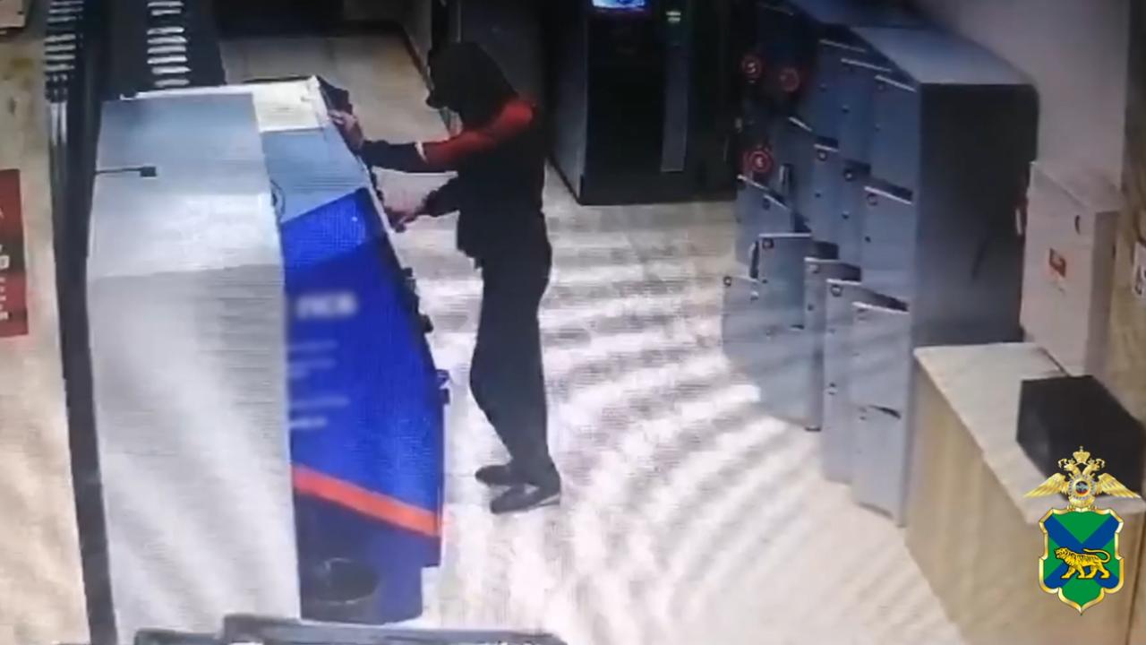 В Приморье задержаны трое мужчин, похитившие с банковской карты знакомого 200 тысяч рублей
