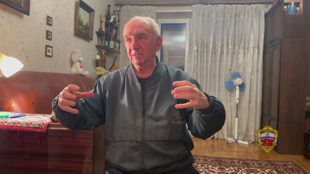Полицейские вернули пострадавшему от аферистов москвичу похищенные у него 900 тысяч рублей