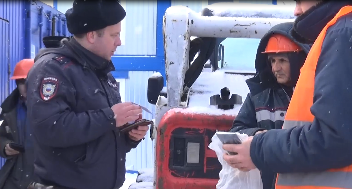 На строительстве многоэтажки в Подмосковье полицейские выявили 9 мигрантов-правонарушителей