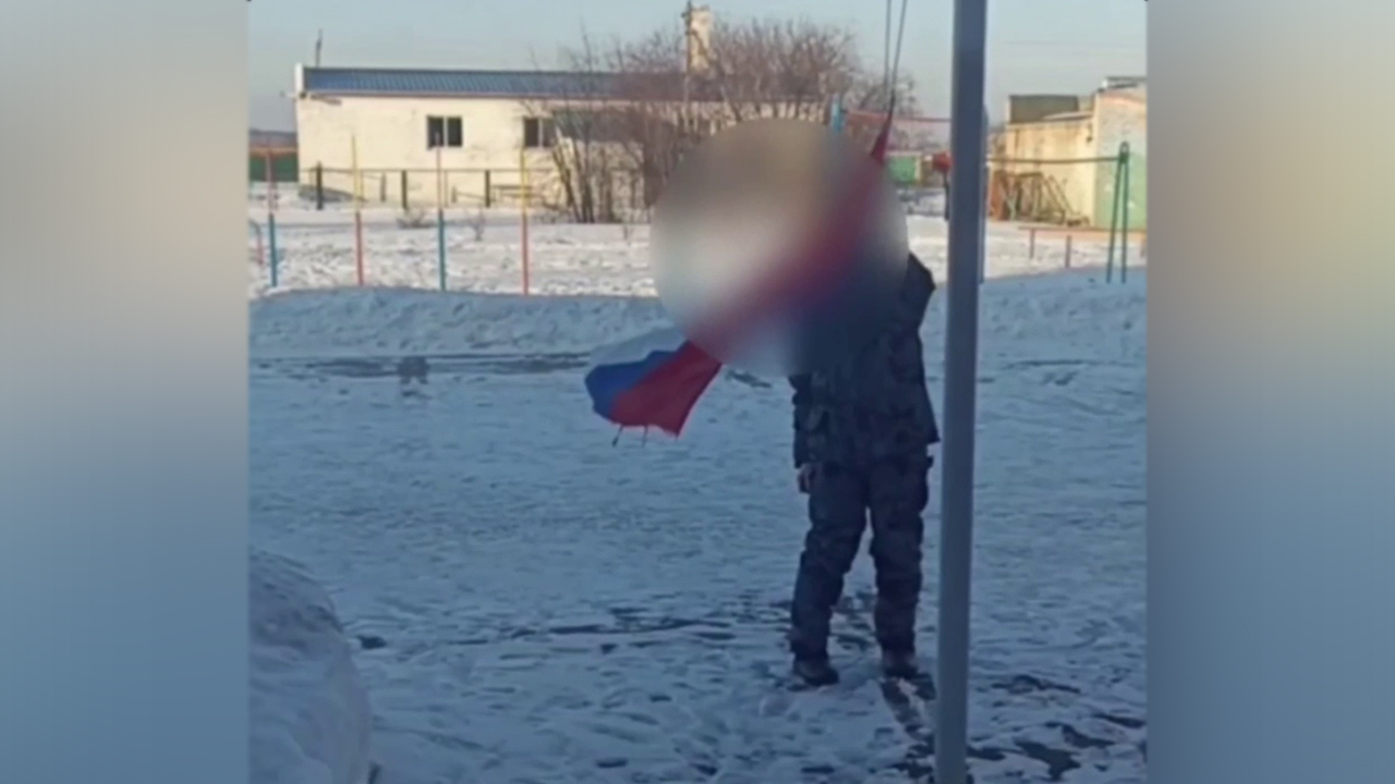 Ульяновской полицией установлен мужчина, сорвавший с флагштока у школы в селе Лебяжье флаг России