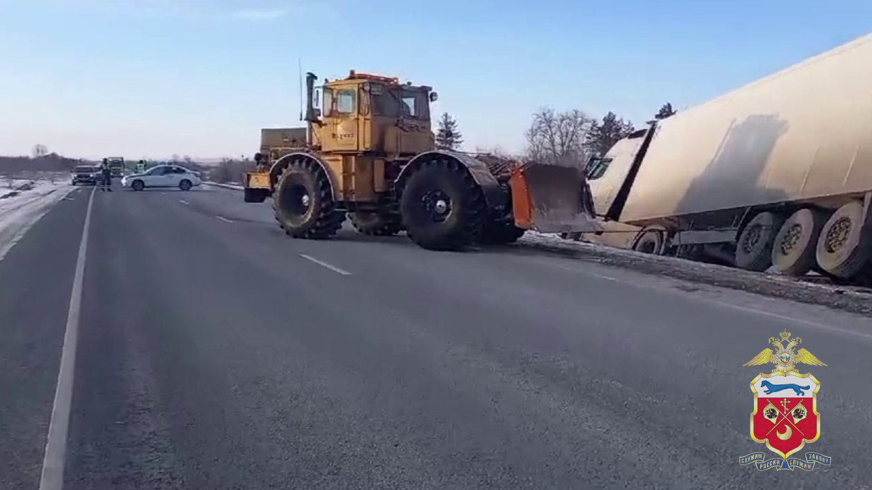 В Оренбургской области полицейские оказали помощь дальнобойщику из Узбекистана, съехавшему в кювет