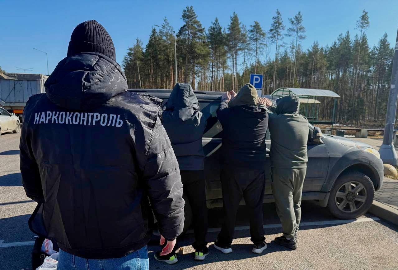 Новгородские полицейские перехватили наркокурьеров, перевозивших 10 кг мефедрона в газовом баллоне