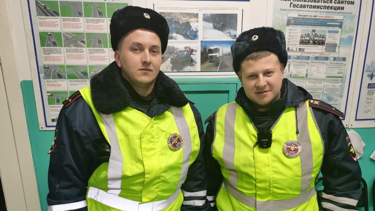 В Карелии инспекторы дорожно-патрульной службы спасли девушку, тонувшую в ледяной реке