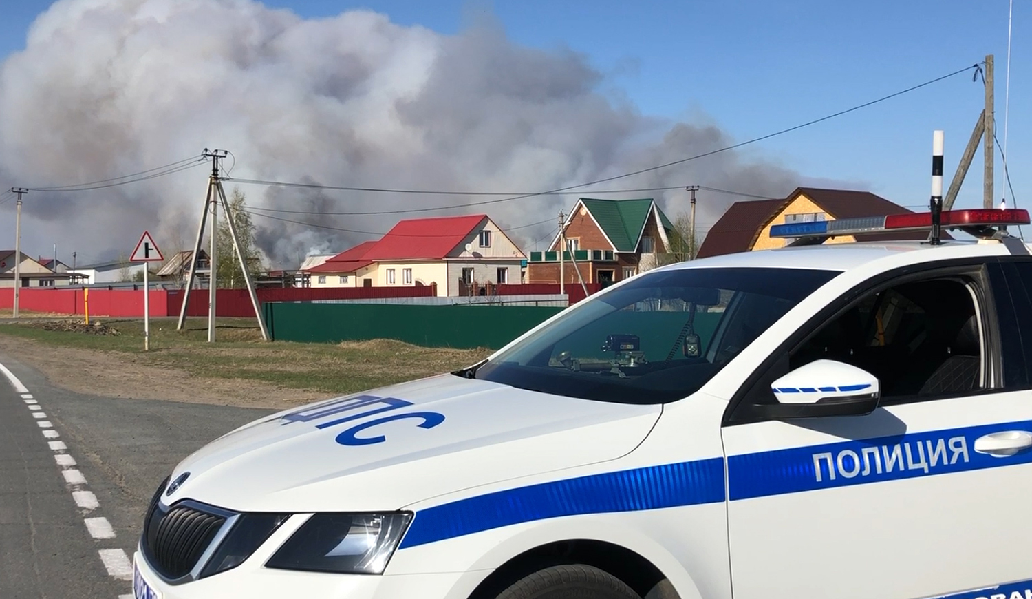 Полицейские Тюменской области продолжают обеспечивать правопорядок на территории региона, где в настоящее время ведется локализация сильных пожаров