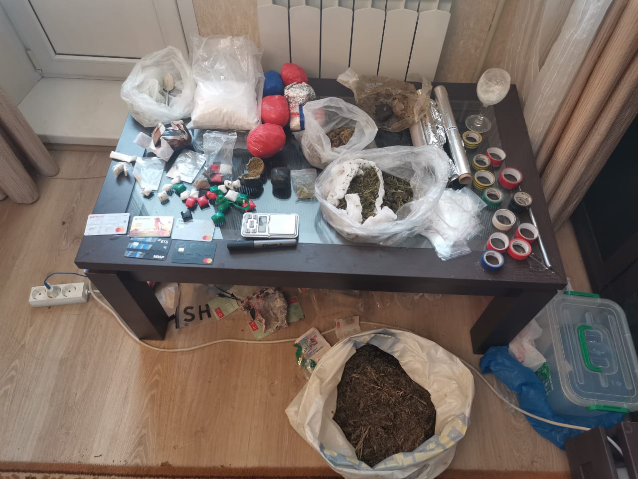 В Туле оперативниками за сбыт запрещённых веществ задержаны наркозависимые девушка и парень