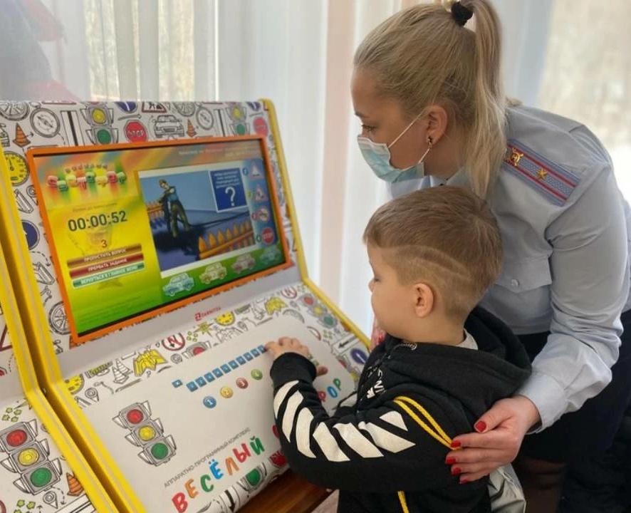 Тульские автоинспекторы провели для детей беженцев из ДНР и ЛНР урок безопасности на дороге