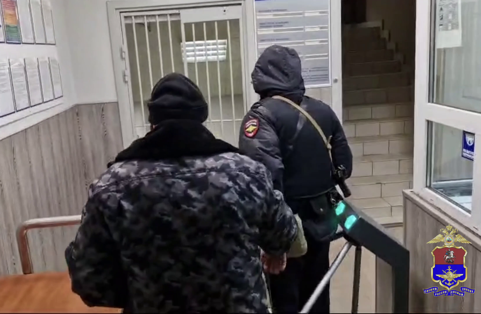 Житель Подмосковья задержан транспортной полицией за попытку грабежа и вооружённый дебош в электричке