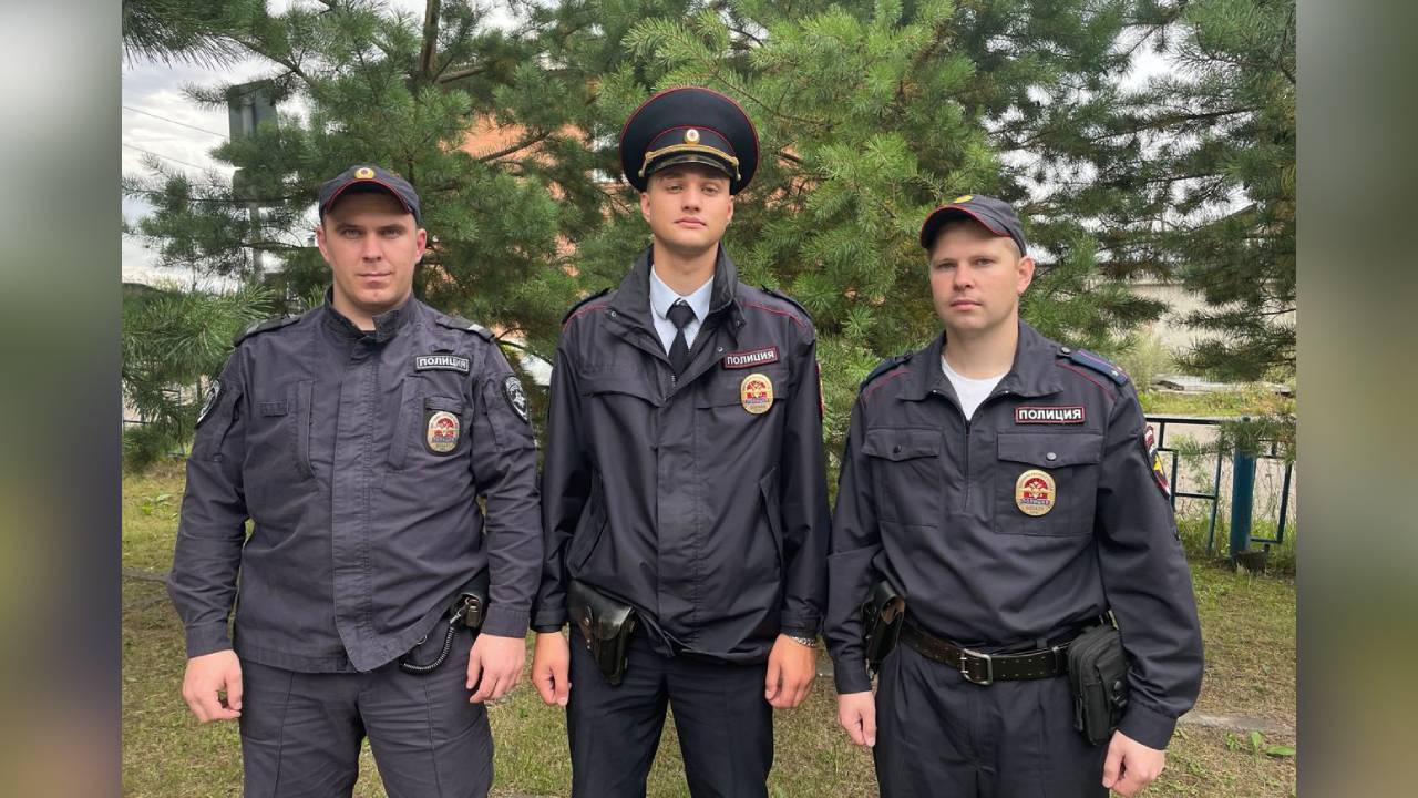 В Красноярском крае во время пожара полицейские эвакуировали двух пенсионеров и пятилетнюю девочку
