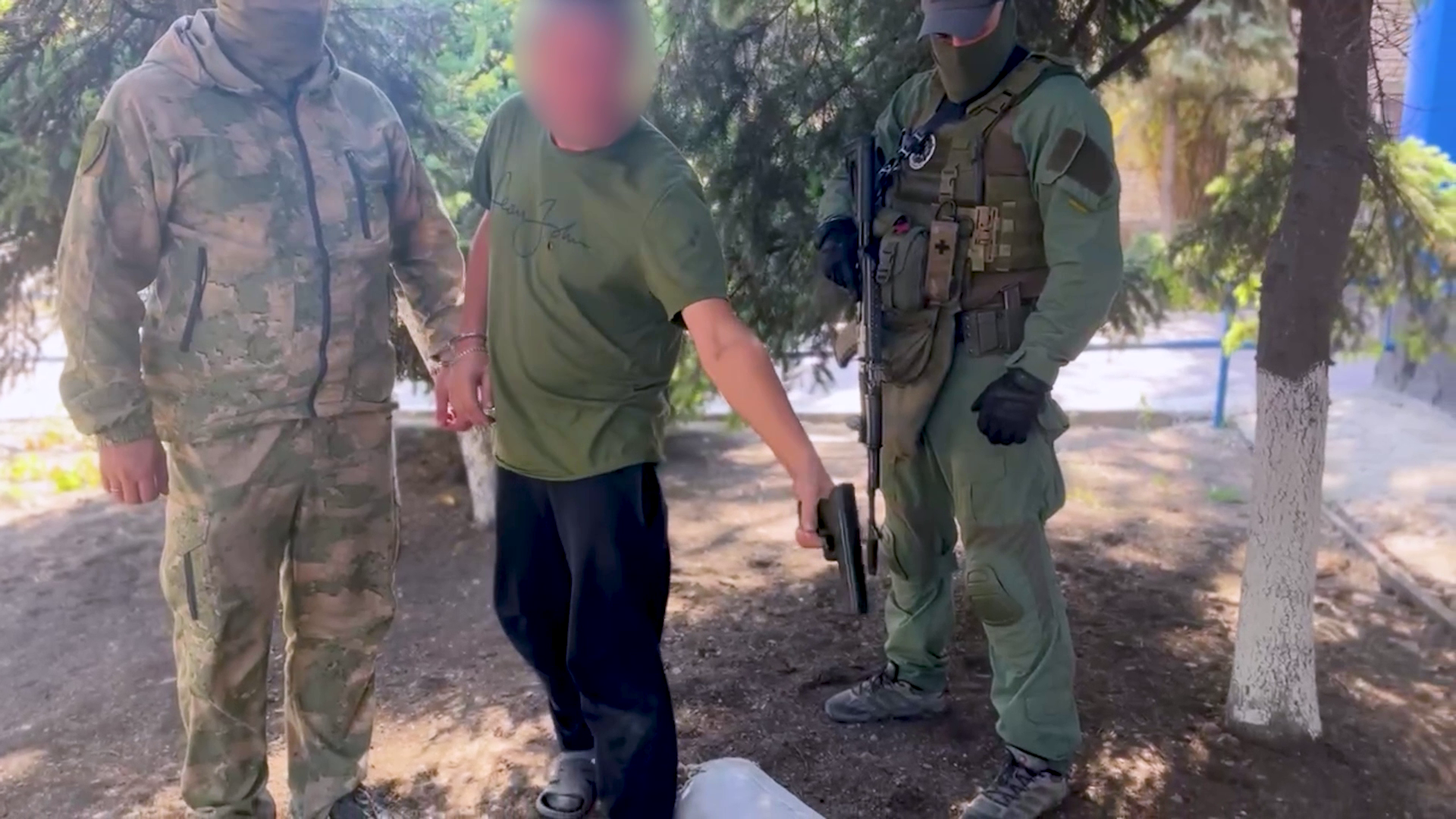 В ЛНР за убийство матери погибшего участника СВО осудят двух мужчин, задержанных полицейскими