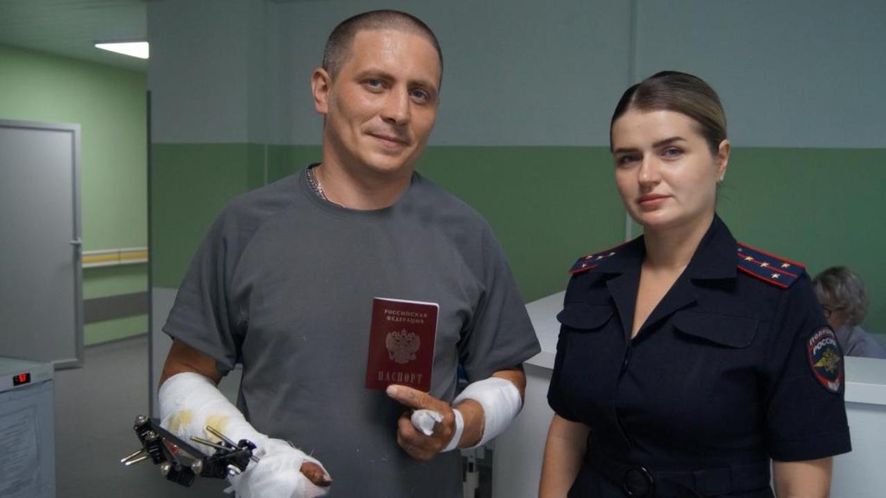 В Хабаровске сотрудники полиции вручили паспорт находящемуся на излечении участнику СВО