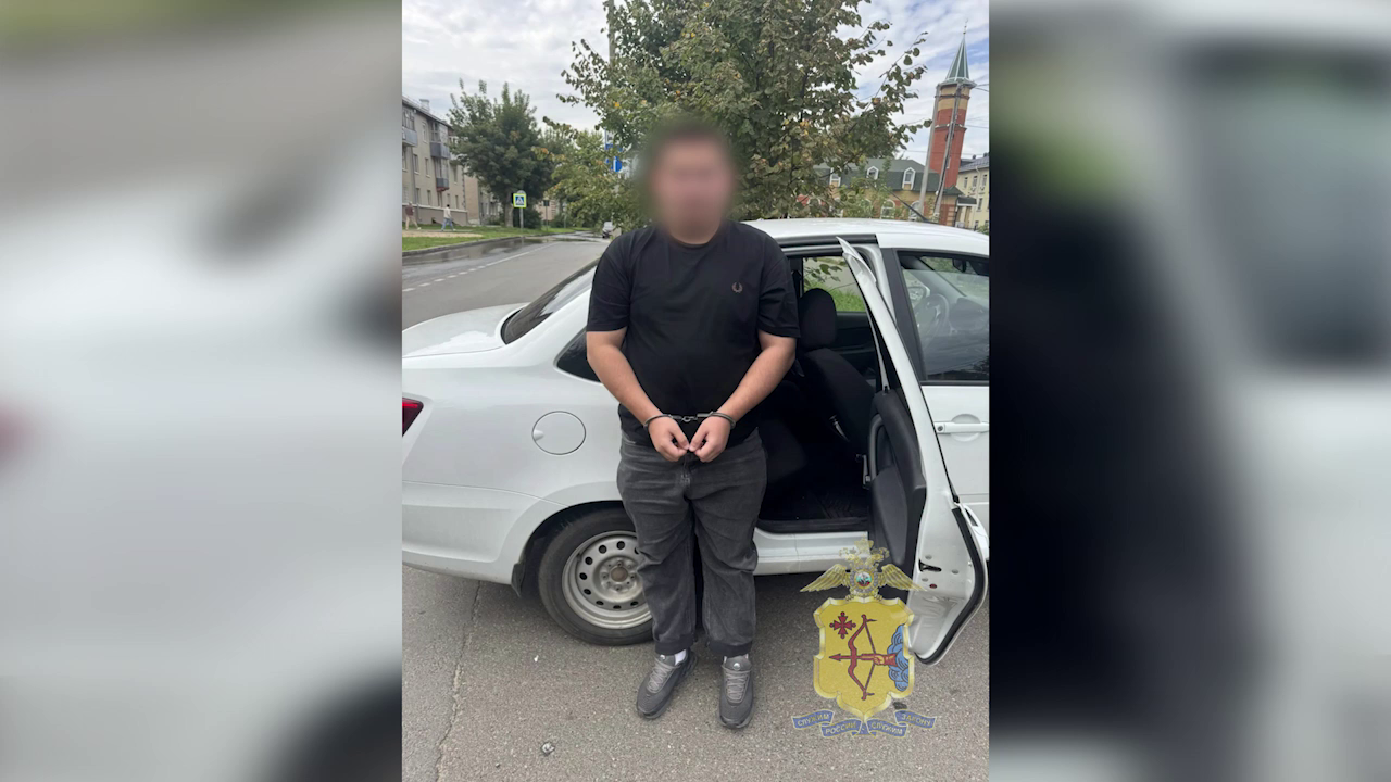 Кировские полицейские задержали в Казани курьера аферистов, обманувших мать погибшего бойца СВО