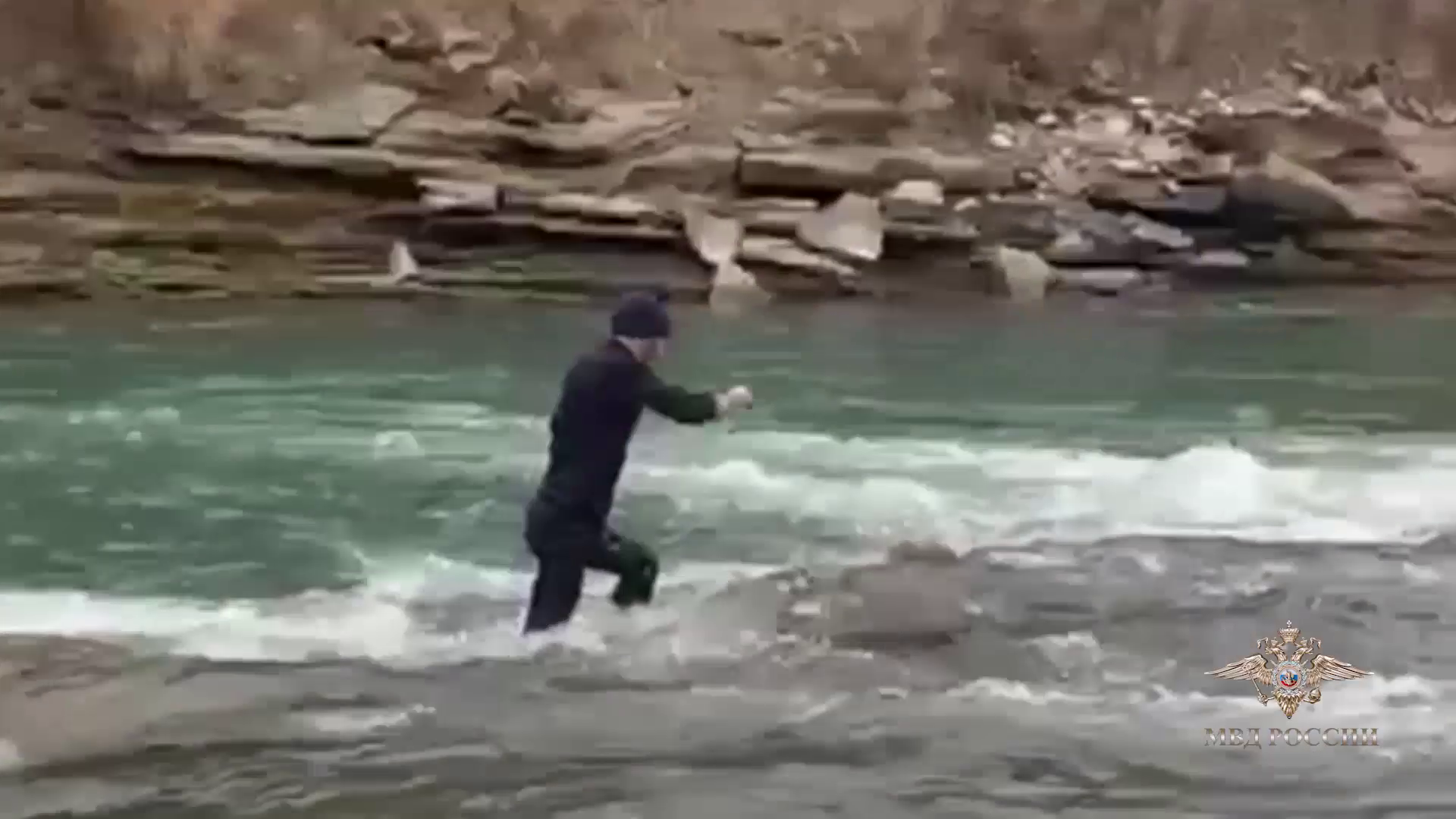 Ирина Волк: В Карачаево-Черкесии участковые уполномоченные полиции задержали правонарушителя, который пытался убежать от них по руслу горной реки