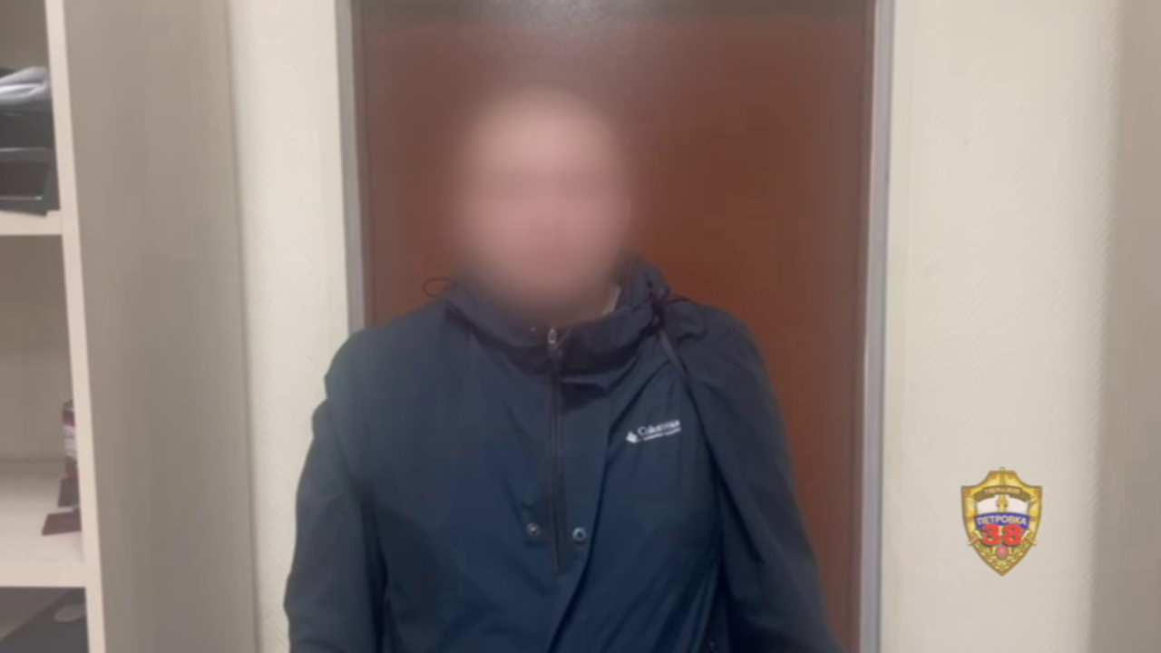 Москвич, забравший у 18-летней жертвы аферистов сейф с валютой и украшениями, задержан полицией