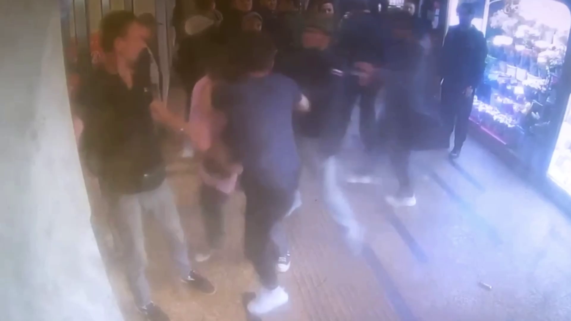 Полицейские Московского метрополитена оперативно задержали мужчину, избившего пассажира подземки