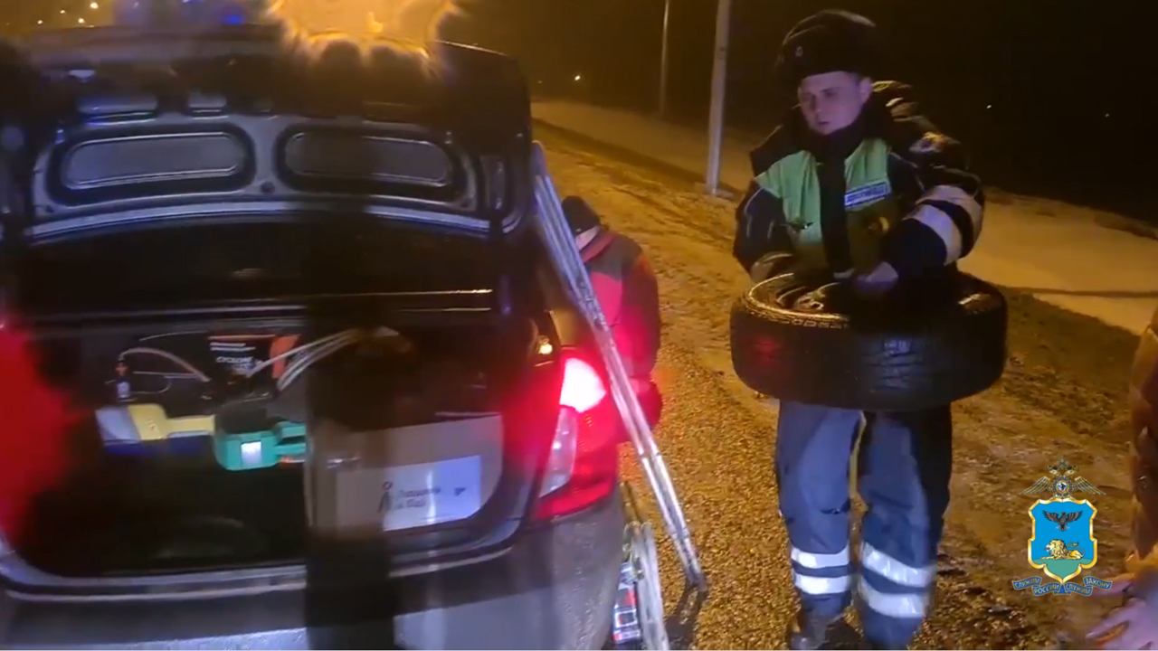 Белгородские автоинспекторы помогли семейной паре из ДНР, попавшей в сложную дорожную ситуацию